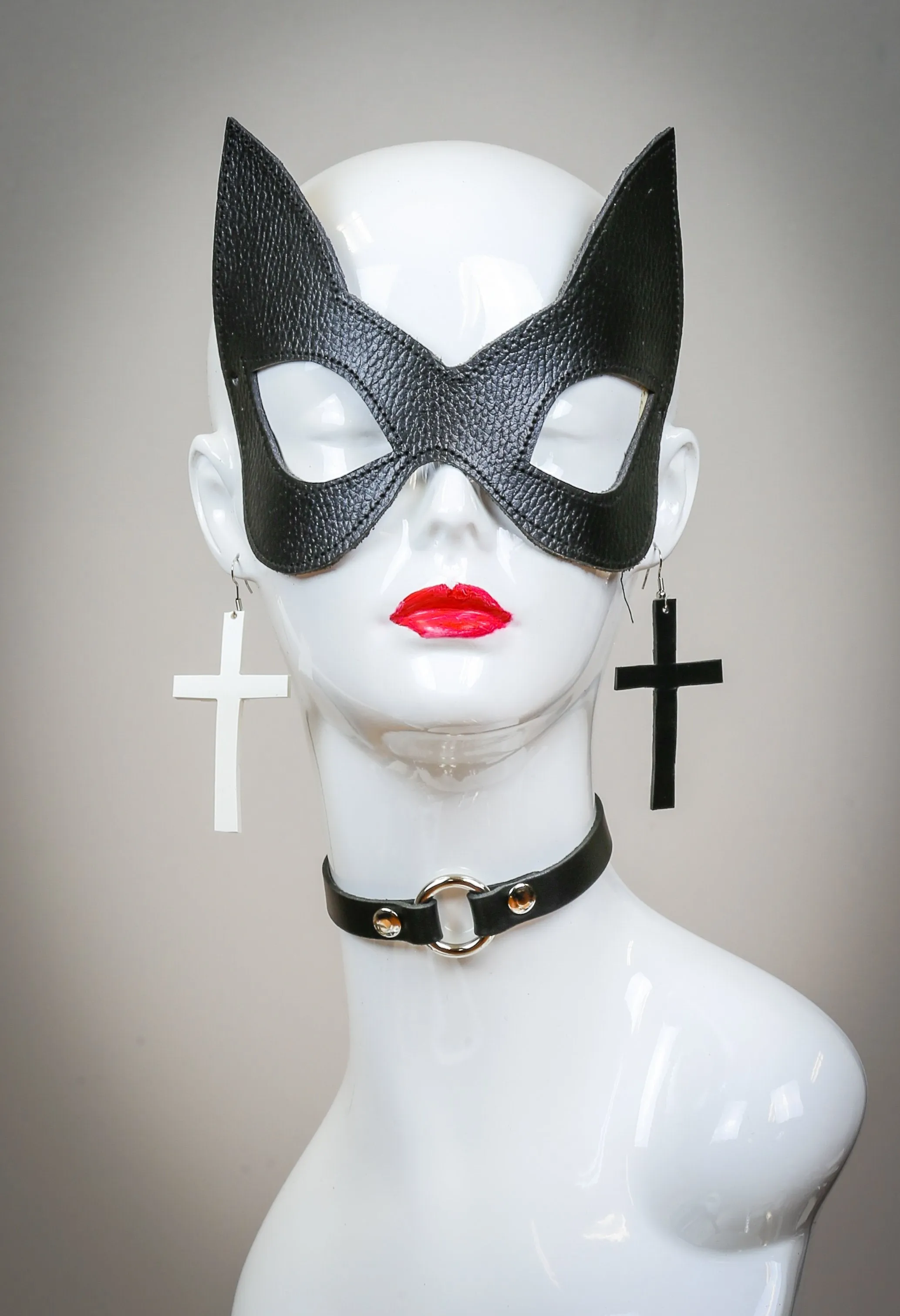 Cat Eye Mask
Buckle Back With Leather Strap