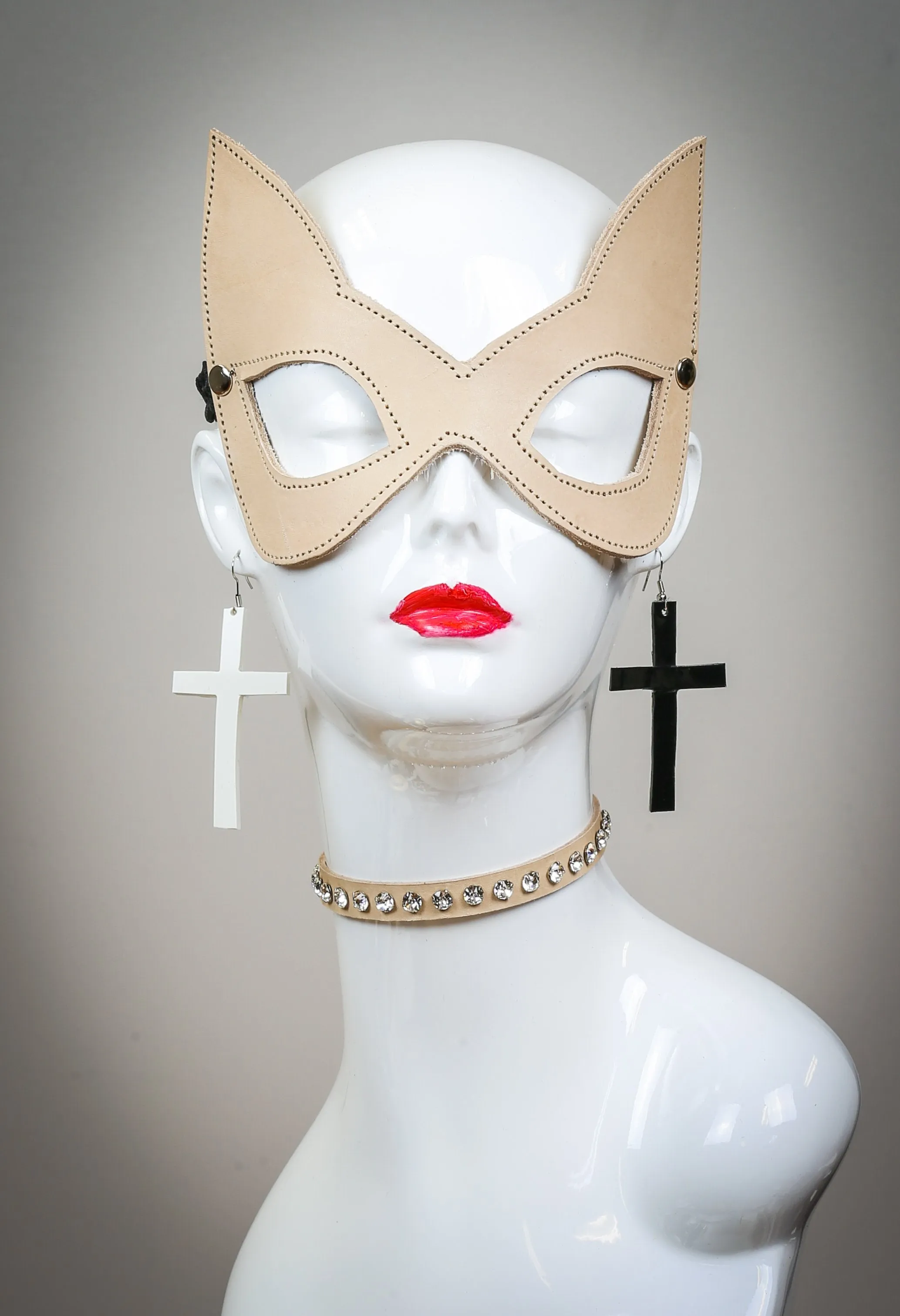 Cat Eye Mask
Buckle Back With Leather Strap