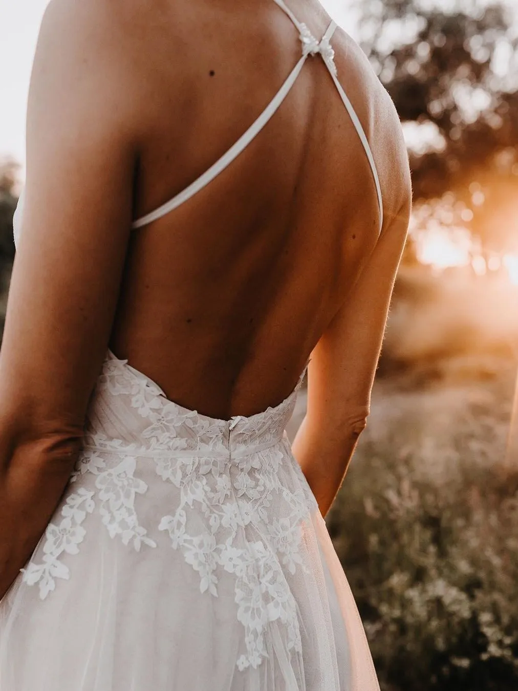 Elegant Long Tulle Halter Neckline Backless A-line Wedding Dresses With Appliques WD499
