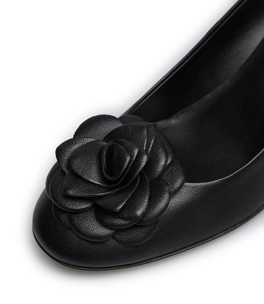 leather flower decorated black leather pump