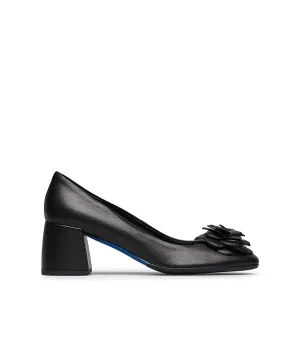 leather flower decorated black leather pump