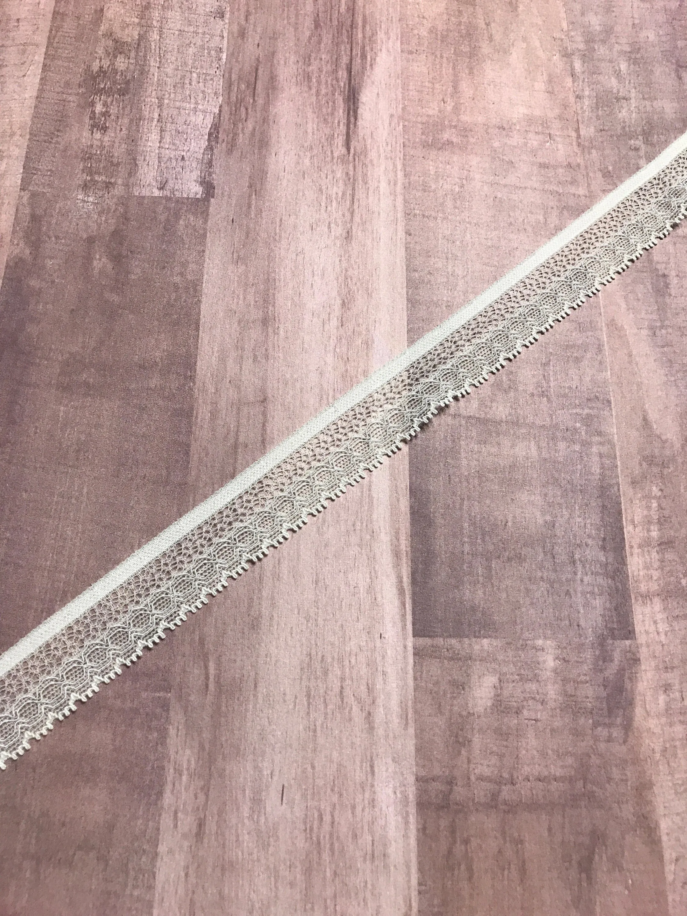 Light Green 1" Wide Stretch Lace