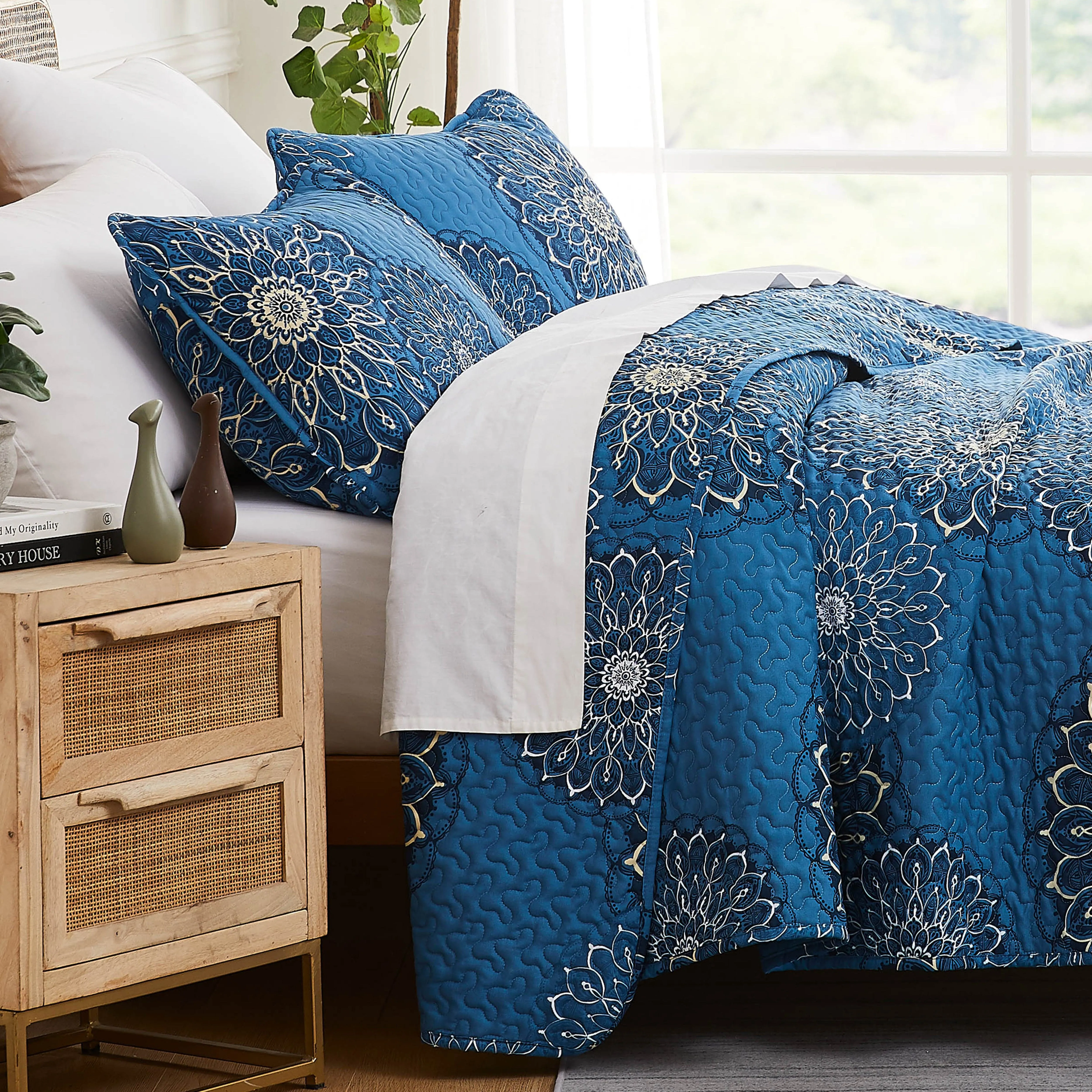 Midnight Floral Quilt Set