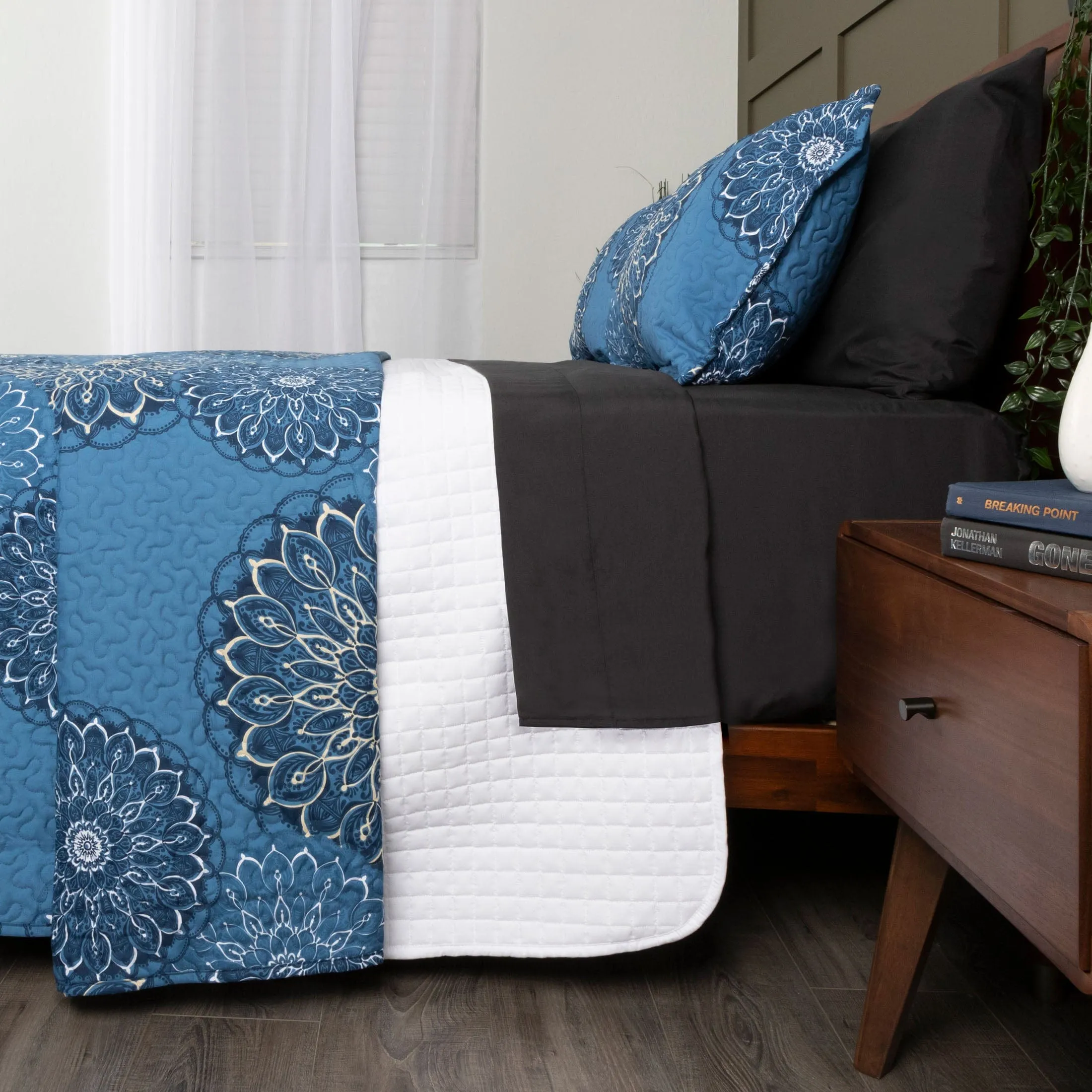 Midnight Floral Quilt Set