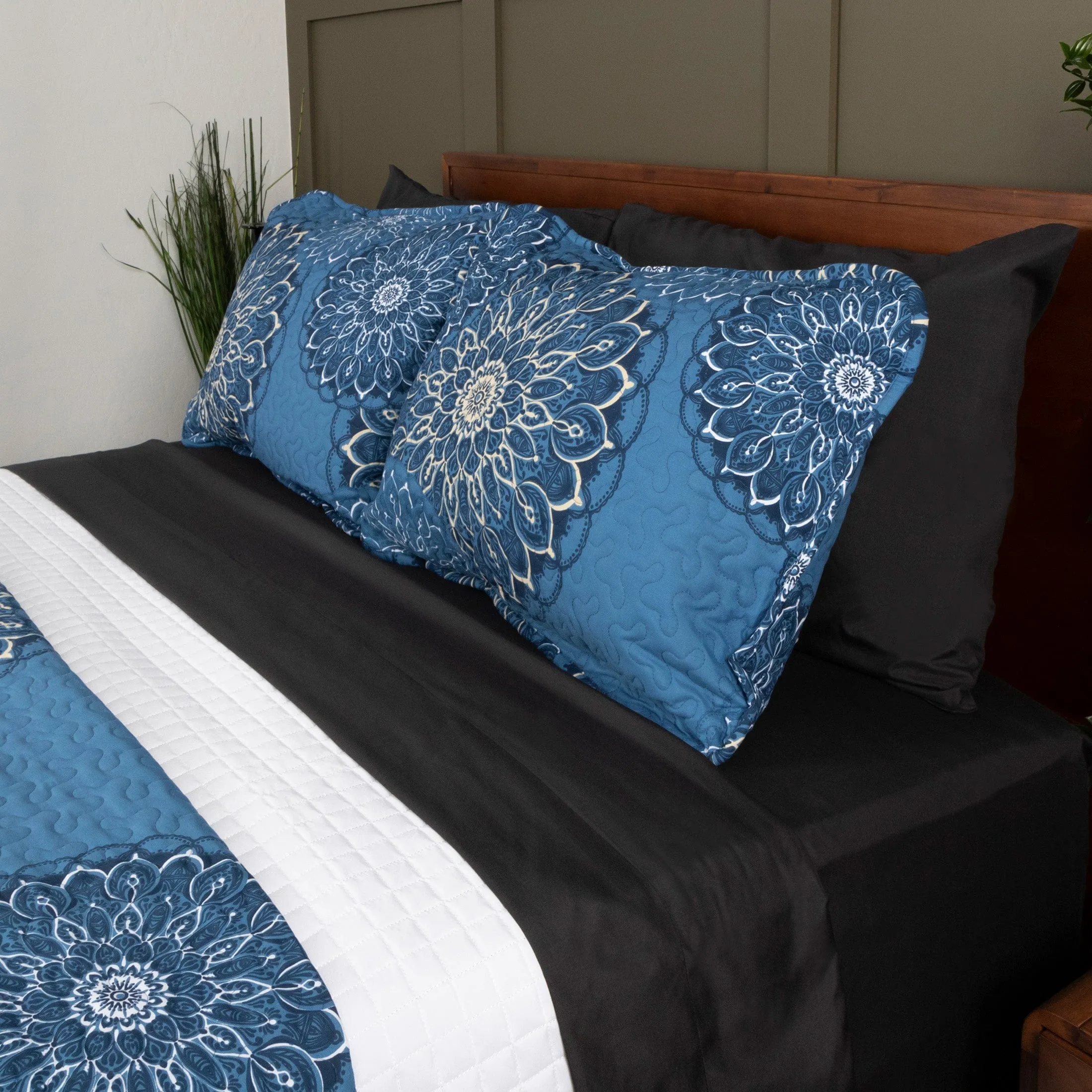 Midnight Floral Quilt Set