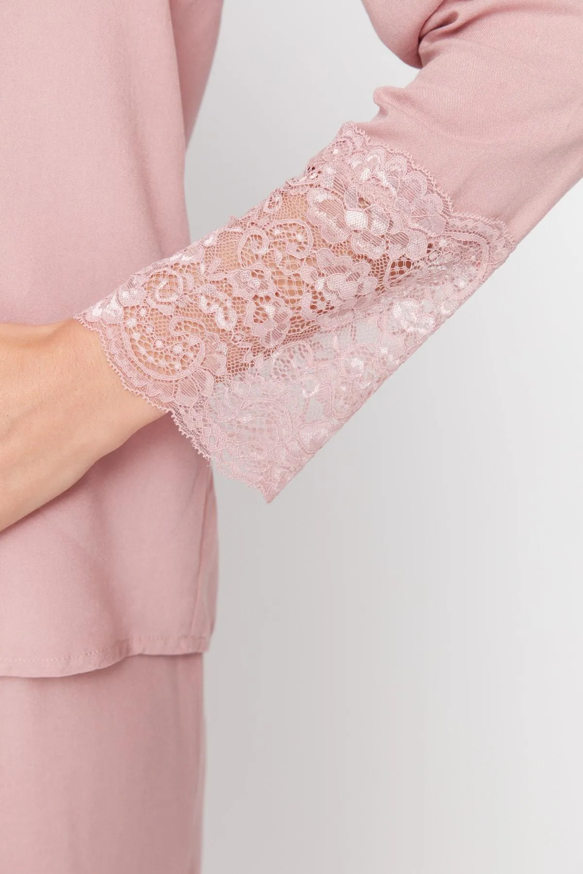 Powder Lace Detailed Woven Pajamas Set THMAW22PT0138